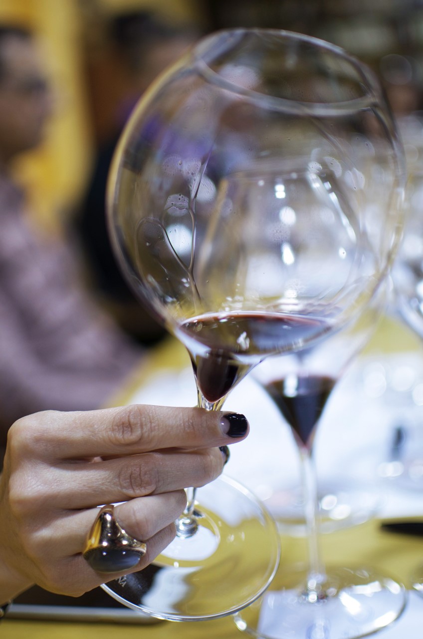 foto copa de vino inclinada